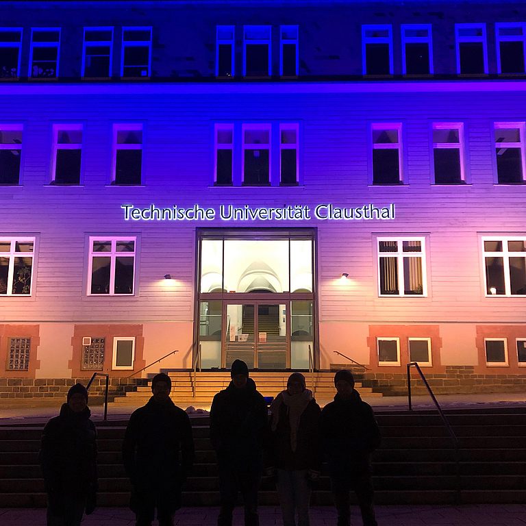 Das Hauptgebäude der TU Clausthal beleuchtet in den Farben der ukrainischen Flagge