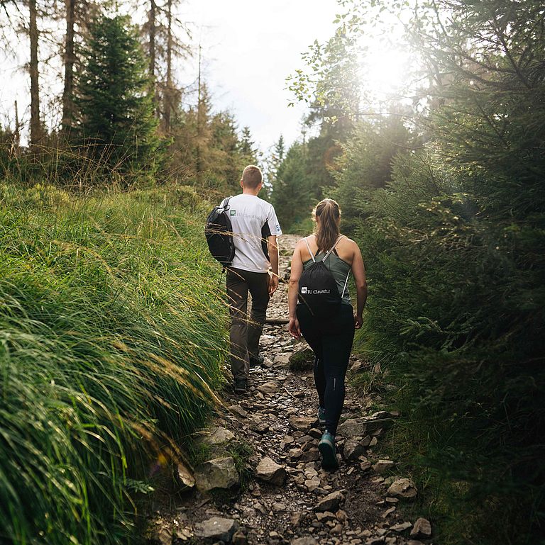 zwei Personen auf einem Wanderweg