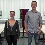 Zwei Studierende in einem Labor